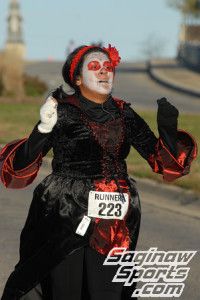 A runner at last year's Dia de los Muertos race in Saginaw. 